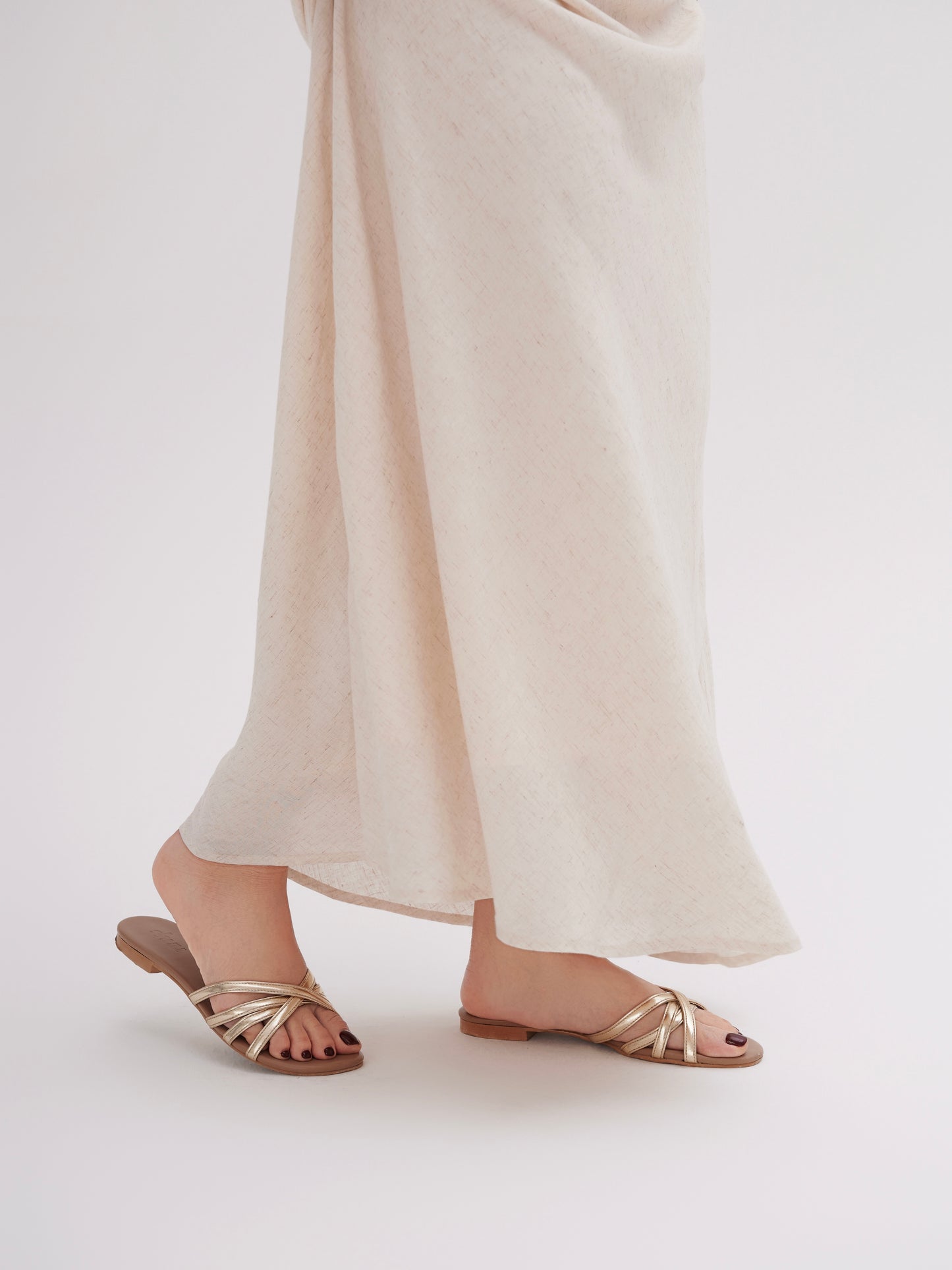 Donna Flat Sandals in Gold