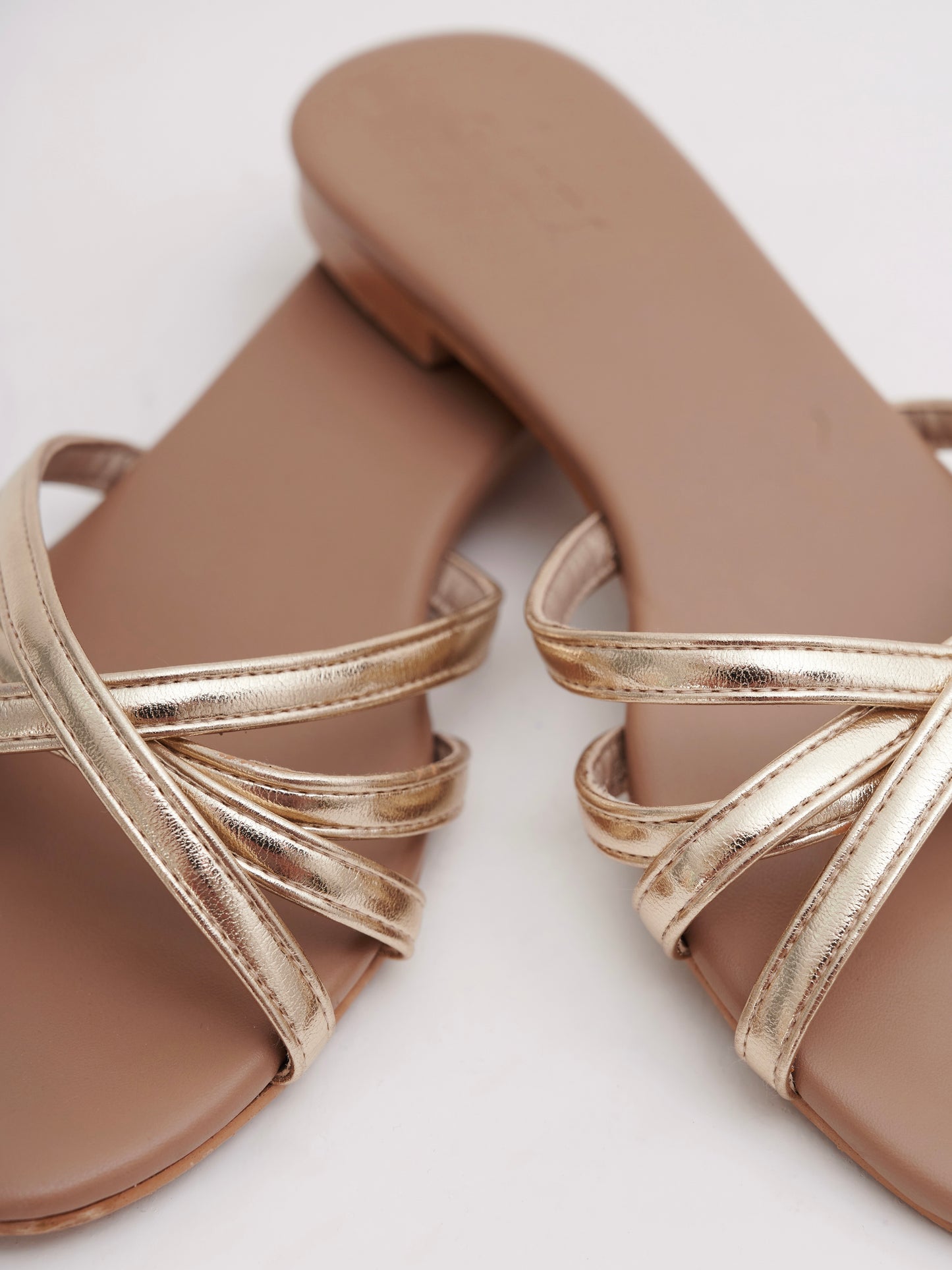 Donna Flat Sandals in Gold