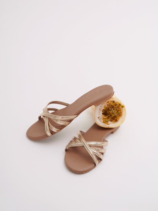 Donna Flat Sandals in Gold