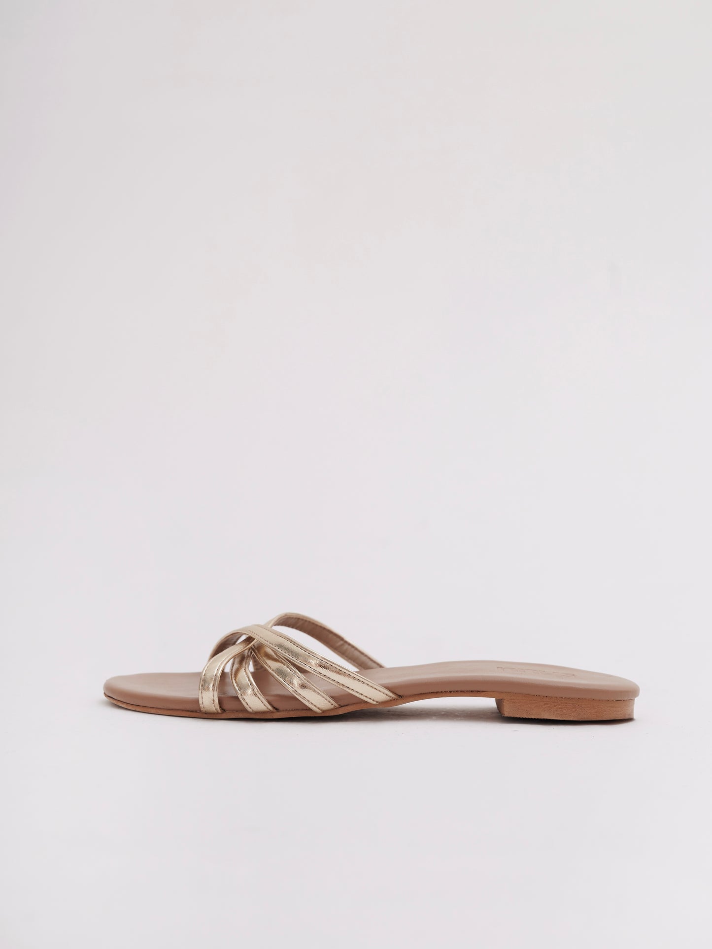 Donna Flat Sandals in Gold