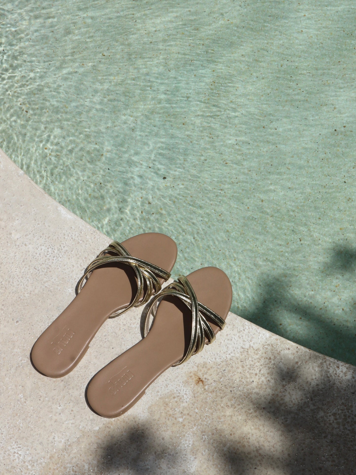 Donna Flat Sandals in Gold